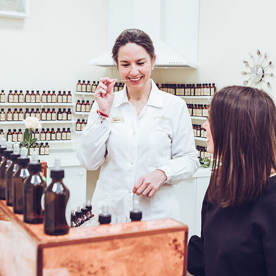 2 femmes souriant créent un parfum à l'orgue - Galimard parfumeur à Grasse