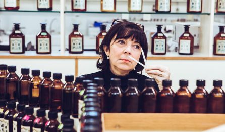 Femme qui crée son parfum au Studio des Fragrances - Galimard parfumeur à Grasse