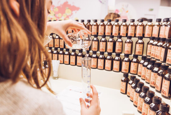 Studio des Fragrances Galiamd à Grasse : orgue à flaveurs