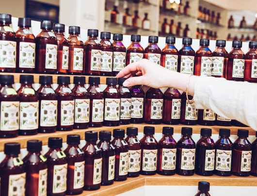 Conseils d’experts : comment bien conserver son parfum chez soi et sur soi ?