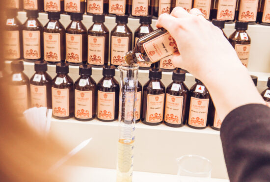 Studio des Fragrances Galiamd à Grasse : orgue à flaveurs