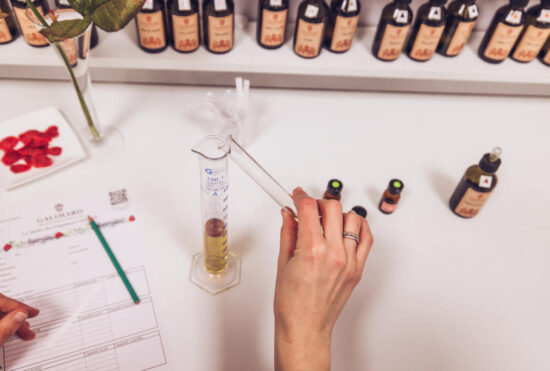 Orgue à flaveurs séminaire d'une personne réalisant un parfum dans le studio des fragrances Galimard à Grasse