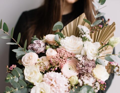 Fête des mères, femme qui tient un bouquet de fleurs de toutes les couleurs