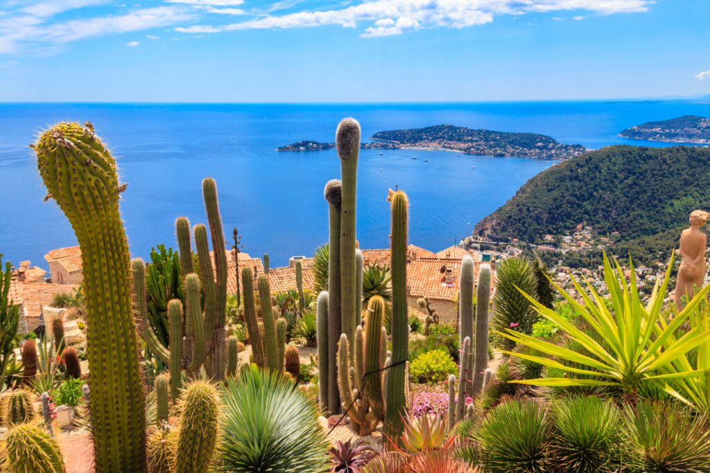 Vue panoramique sur le littoral méditerranéen, maisons médiévales et jardin exotique depuis le sommet du village médiéval d'Eze sur la Côte d'Azur