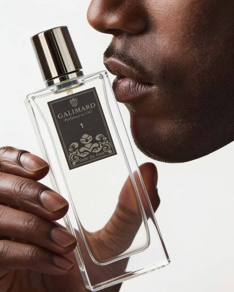 Homme tenant un parfum de la Maison Galimard « n°1 » près de son visage, maison de parfum française fondée à Grasse en 1747.
