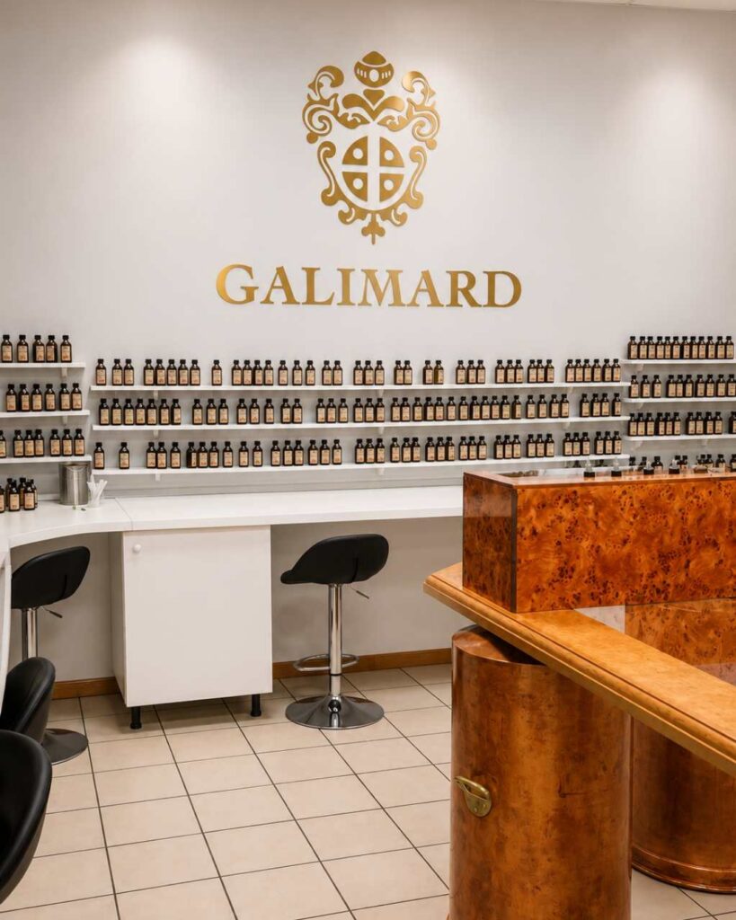 Espace de création de parfum de la Maison Galimard à Grasse, équipé de matières premières parfumées.