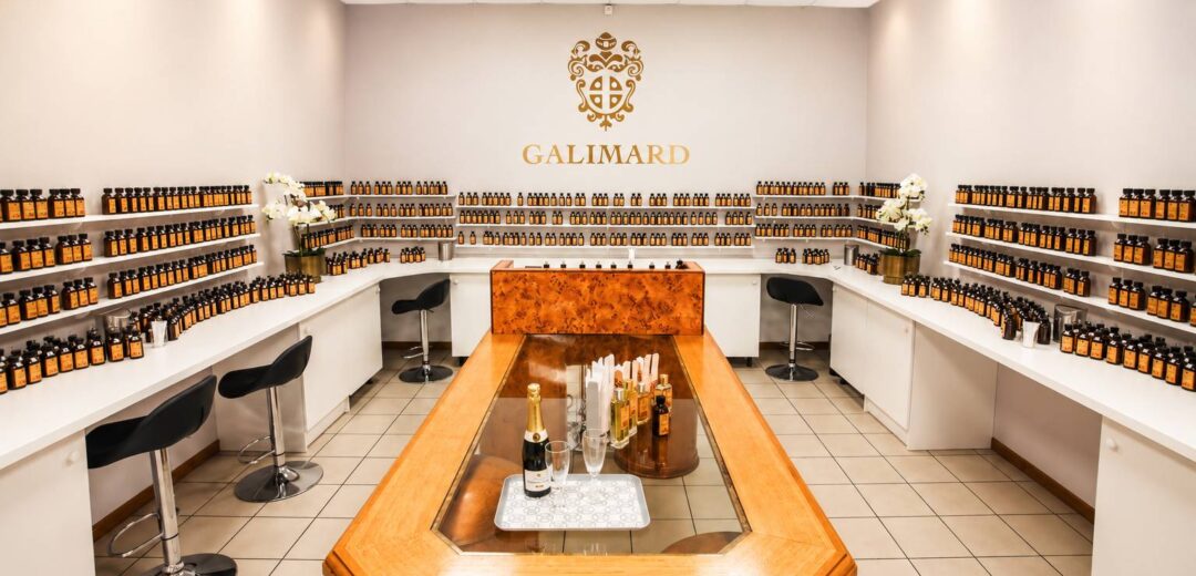 salle de création de parfum (Studio des Fragrances) de la Maison de Parfums Galimard à Grasse, avec des centaines d'essences parfumées disposées sur les étagères.