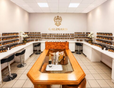 salle de création de parfum (Studio des Fragrances) de la Maison de Parfums Galimard à Grasse, avec des centaines d'essences parfumées disposées sur les étagères.