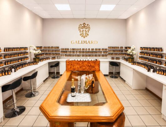 salle de création de parfum (Studio des Fragrances) de la Maison de Parfums Galimard à Grasse, avec des centaines d'essences parfumées disposées sur les étagères.