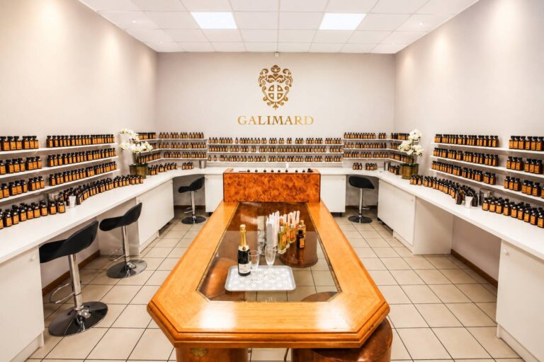 salle de création de parfum (Studio des Fragrances) de la Maison de Parfums Galimard à Grasse, avec des centaines d'essences parfumées disposées sur les étagères.