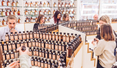 Orgue à flaveurs avec des personnes réalisant un parfum dans le studio des fragrances Galimard à Grasse